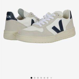 Veja women’s sneakers size 8 white/nautico